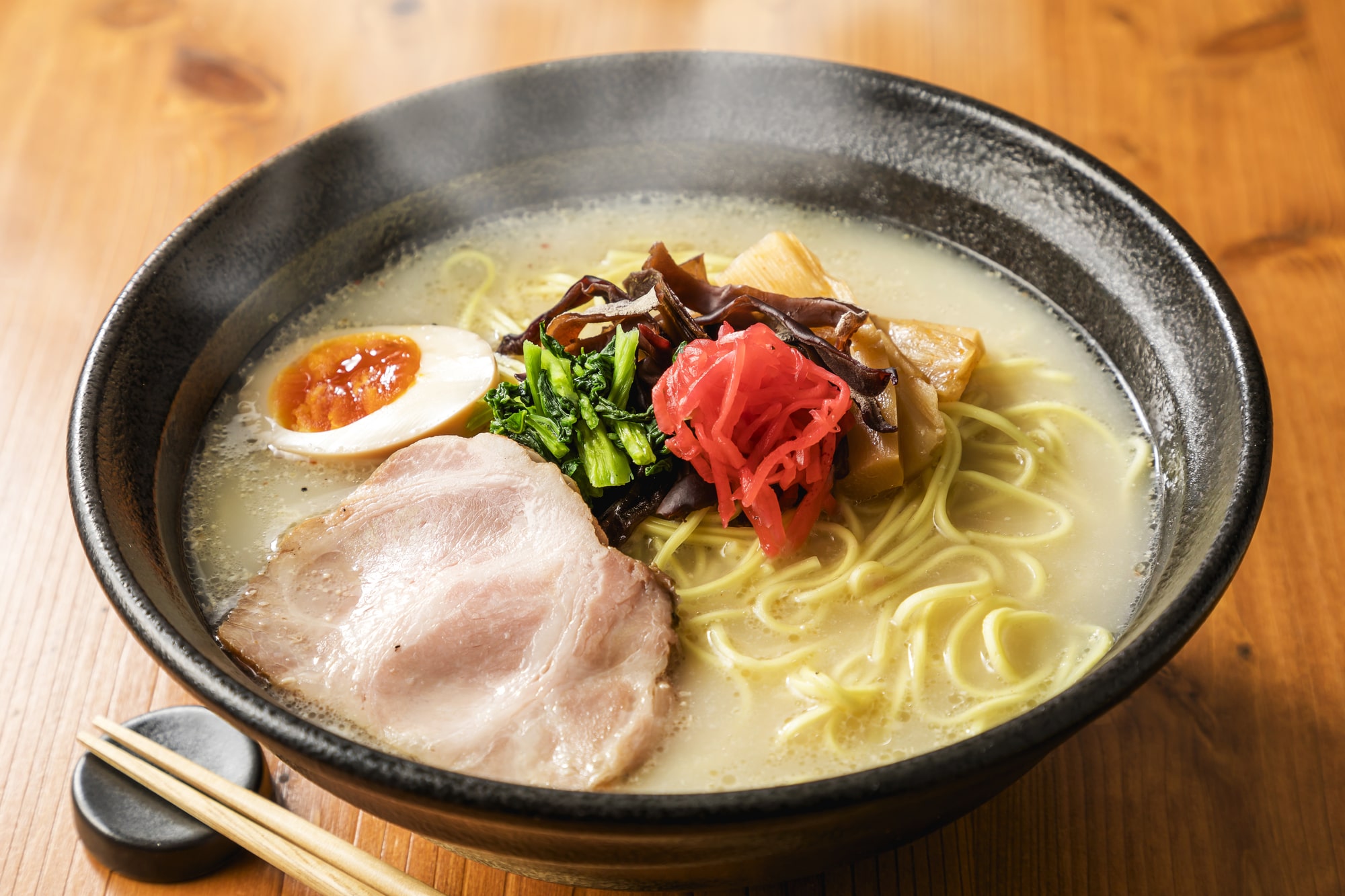 ラーメンの上にそびえる野菜の山！誕生秘話と完食の極意を徹底解剖