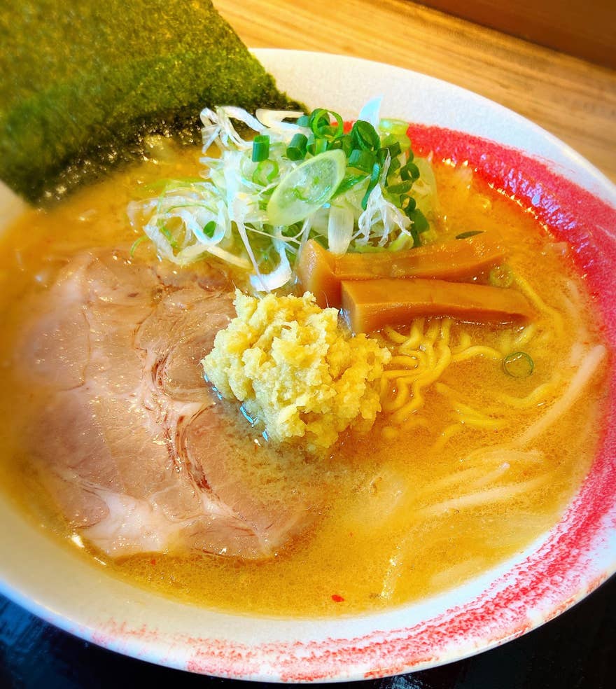 【2026年最新】「焼肉の街」の隠れた怪物――玉ねぎの甘みと深遠なる出汁が織りなす「北見ラーメン」旋風の全貌
