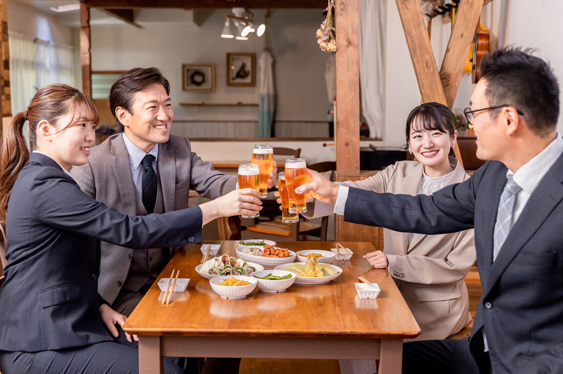 懇談会とは何をする場？保護者会との違いや服装・自己紹介を徹底解説