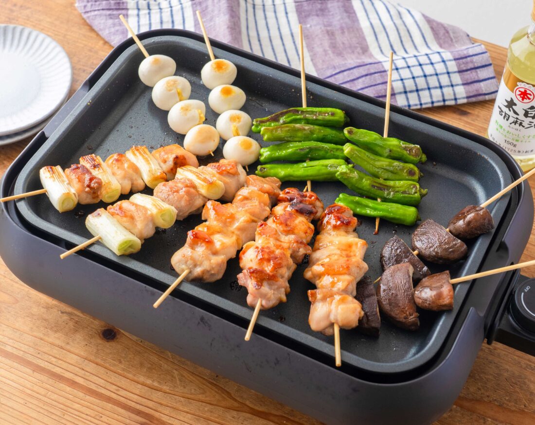 プロ直伝！煙を抑えてパリッと仕上がるホットプレート焼き鳥術
