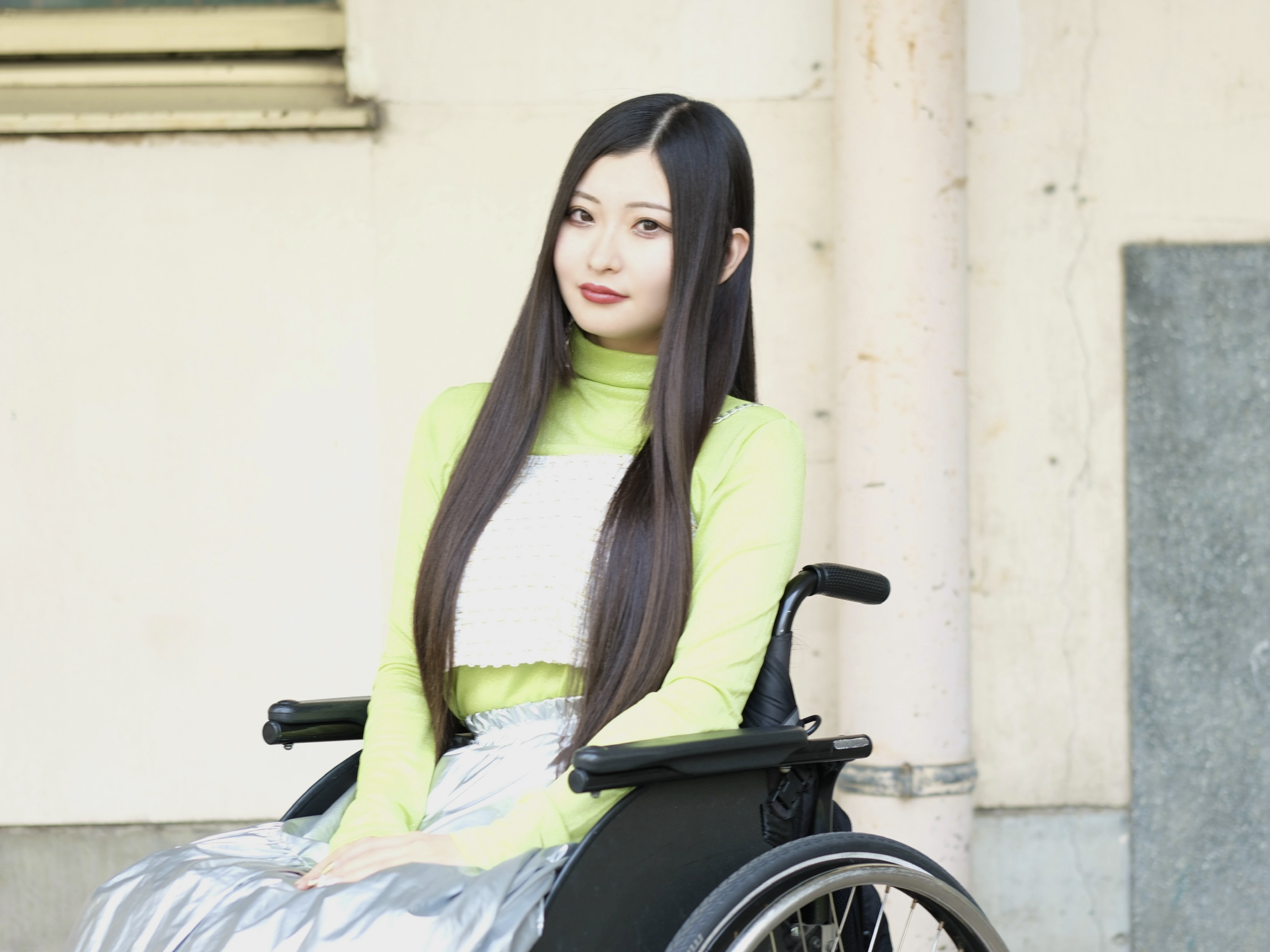【壮絶事故からパリコレへ】話題の車椅子モデルが世界を魅了する理由とは？