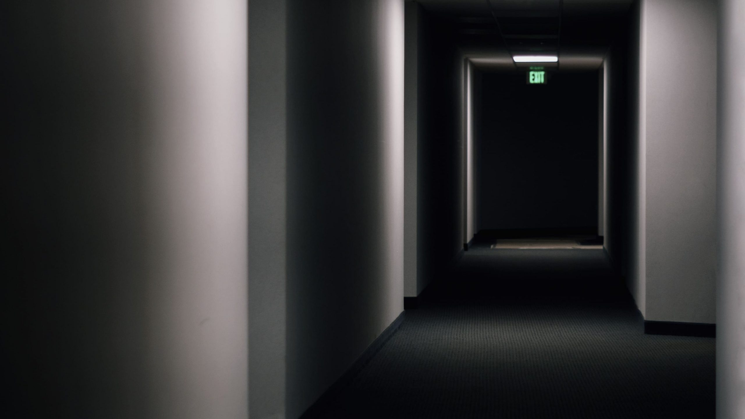 「Liminal」の意味とは？不気味で懐かしい空間の心理と正体