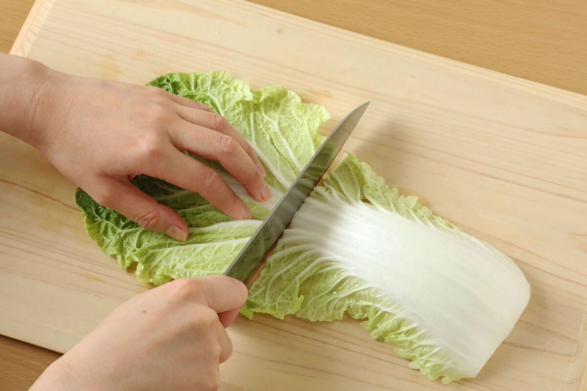 鍋の白菜は切り方で激変！芯と葉を分けるプロ直伝の極上仕込み術