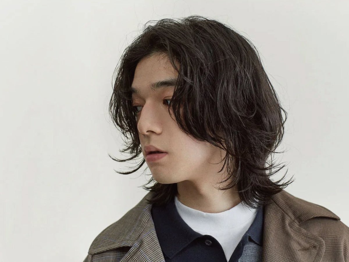 脱・清潔感の固定観念。2026年、なぜいま「ロン毛男子」がビジネス街を席巻しているのか