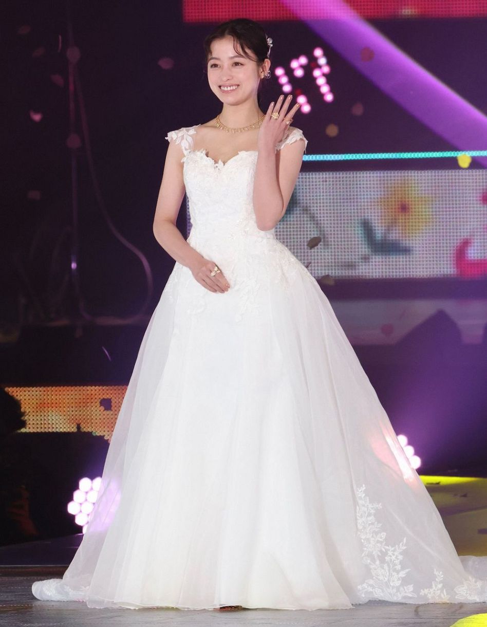 橋本環奈の歴代ドレス徹底解剖！紅白・アカデミー賞の着用ブランド一覧
