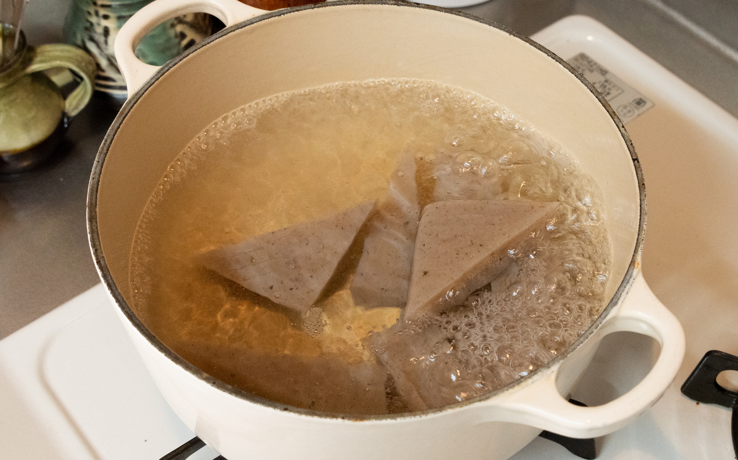 こんにゃくの下茹では本当に必要？臭みゼロと劇的味染みを叶えるプロの裏技