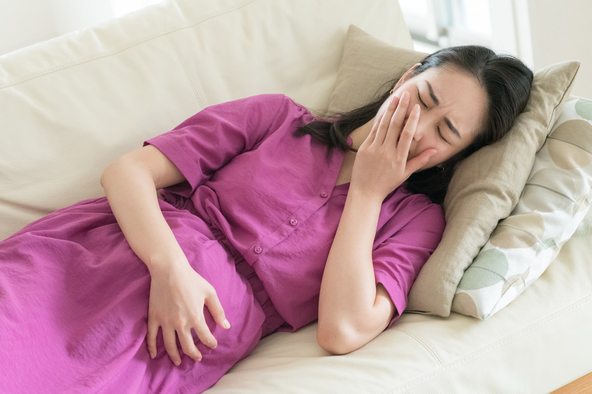 妊娠中期の腹痛は出血なしでも危険？見分け方と受診目安を徹底解説