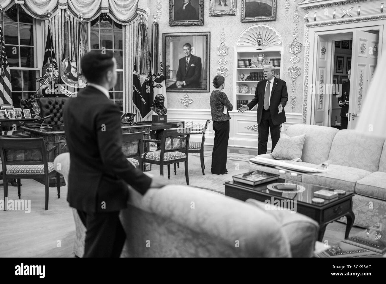 Chamberlain Harris's Role: How She Shapes Oval Office Daily Operations
