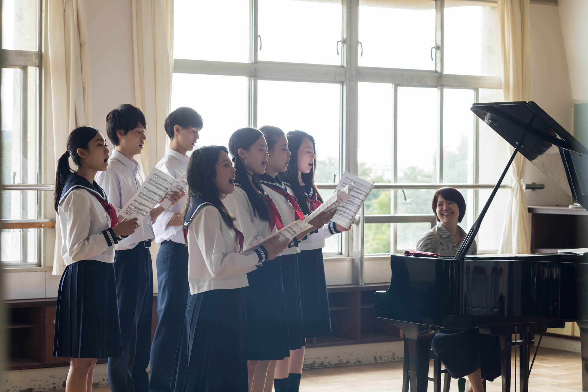 音楽教師になるには？倍率・年収の実態と激務の真相【2026最新】
